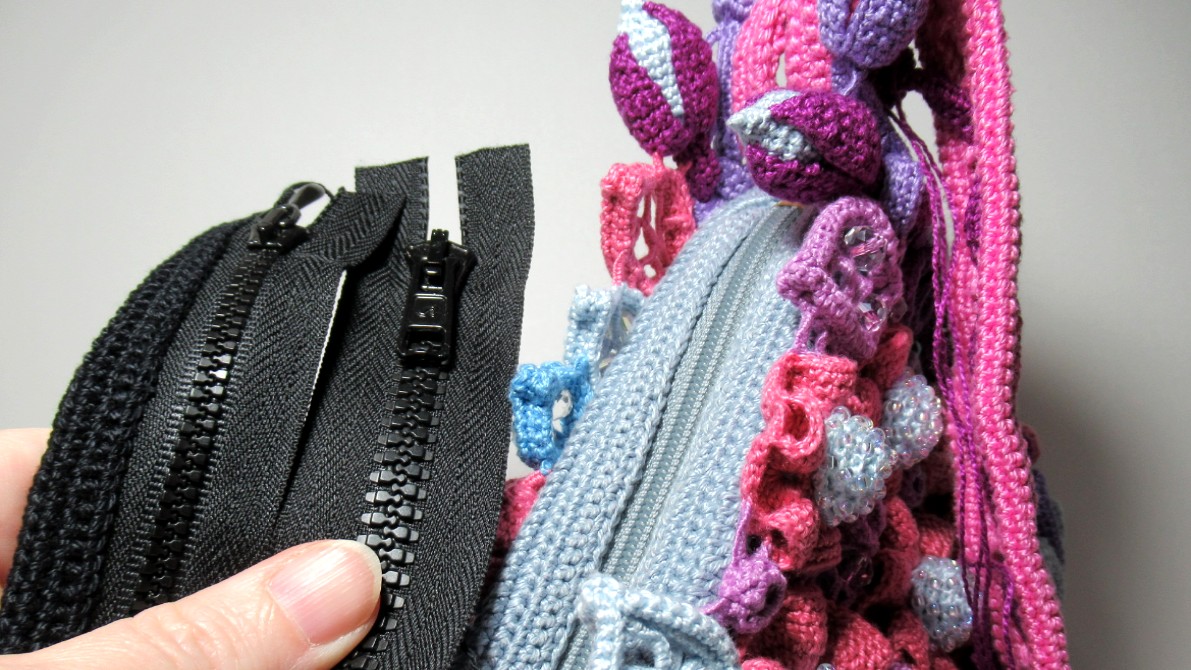 Начинаю обшивать застежку "молния" вязаными крючком лентами для создания следующей сумки смотреть онлайн