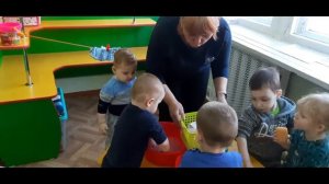Занятие-игра  с детьми 2-3 лет. "Стираем для куклы платье"