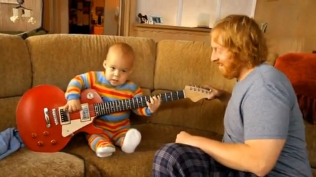 Малыш классно играет на гитаре смотреть онлайн
