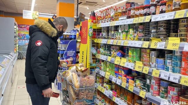 ДИКИЙ КАССИР НАБРОСИЛСЯ НА ПОКУПАТЕЛЯ! УГРОЗЫ И ХАМСТВО В "ДИКСИ"! смотреть онлайн