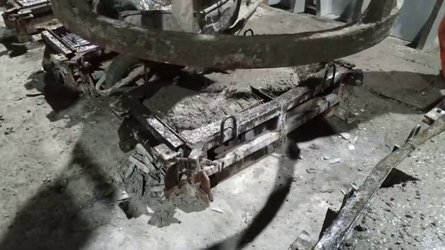 Формовка изделий на ЖБИ заводе.Тройной оборот опалубки. смотреть онлайн