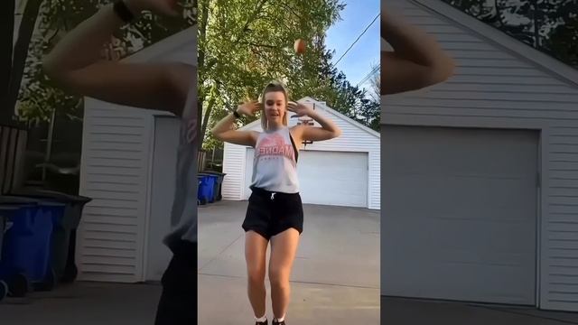 Придумала лучшую рекламу своих услуг, ЗАПИСЫВАЕМСЯ НА РЕСНИЧКИ ДЕВОЧКИ смотреть онлайн