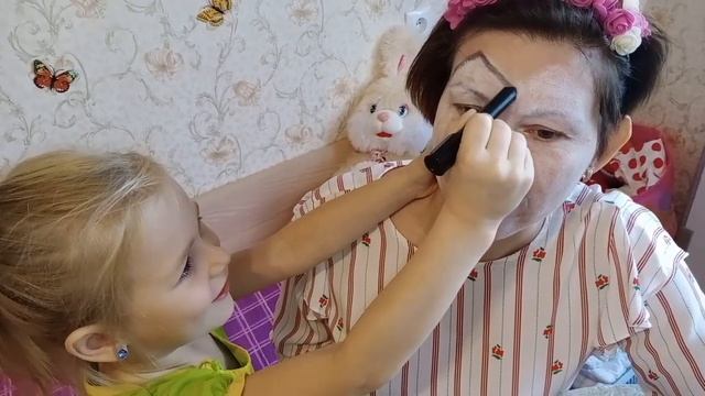 София рисует аквагрим кошечка. Аквагрим челлендж /Sofiichka