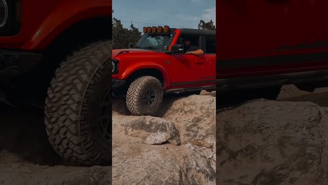 Ford Bronco banging down rocks ? #bronco #offroadcar #ford #jeep #bronco4x4 #offroadtruck #car смотреть онлайн