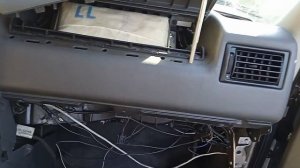 Т4 замена вентилятора печки не простая задача, если у Вас кандер и Airbag! Нужно отогнуть арматуру.