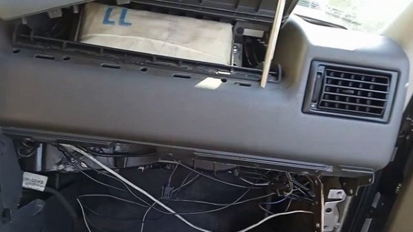 Т4 замена вентилятора печки не простая задача, если у Вас кандер и Airbag! Нужно отогнуть арматуру.