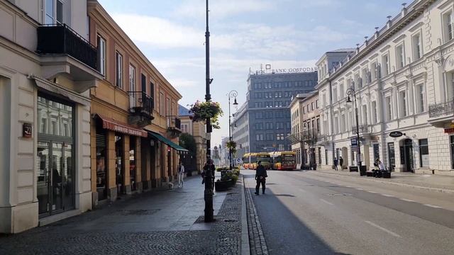 ?? Warszawa 2021, Polska. Ulica Nowy Świat w Warszawie. Nowy Świat Street in Warsaw. [4K Ultra HD] смотреть онлайн
