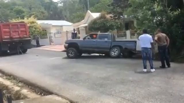 Добрые люди помогли вытащить автомобиль из кювета смотреть онлайн