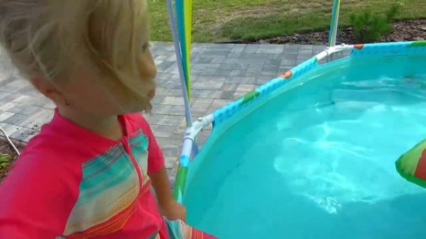 София и Ника устроили АКВАПАРК С ГОРКАМИ. Софунья Шалунья(Перезалив)