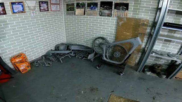 Мотоцикл Иж49 - полная реставрация уставшей советской легенды.Ремонт двигателя,покраска,цинк.3 сери смотреть онлайн