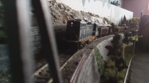 Lokomotiv GP9 с грузовым составом.