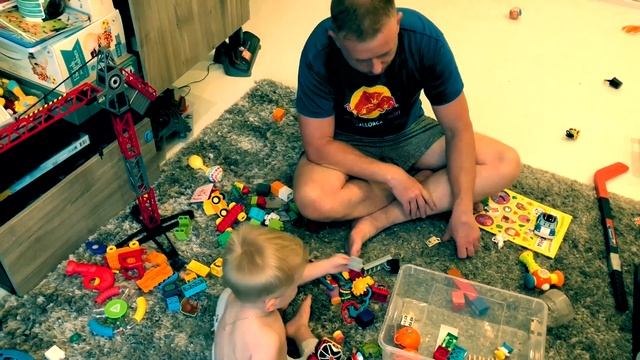 Порядок в детской комнате. Детские игрушки. Убираем игрушки с ребенком.