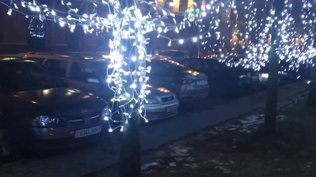Новогодняя улица деревьев - светильников с гирляндами. смотреть онлайн