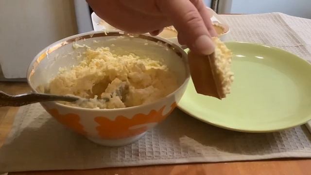 Сырный салат - легко и вкусно! Гости хвалят и никогда не остаётся! Подать на стол правильно! смотреть онлайн