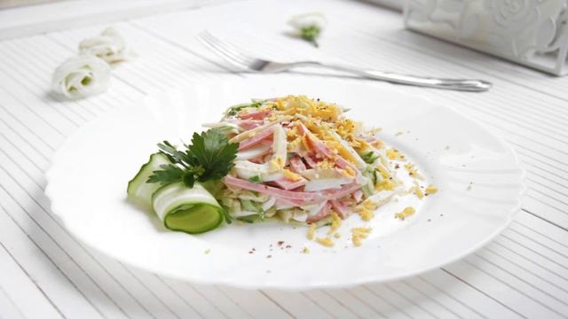 КАК ПРИГОТОВИТЬ САЛАТ С КОЛБАСОЙ? Вкусный и не сложный салат с колбасой, огурцами и сыром смотреть онлайн