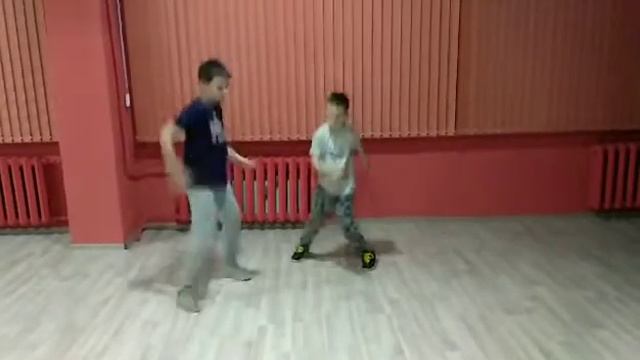 Группа по брейк-дансу повторяет связки смотреть онлайн
