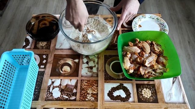 ГОТОВИМ КРЫЛЬЯ КАК В КФС. С КАРТОФЕЛЬНЫМИ ЧИПСАМИ. В КАЗАНЕ НА КОСТРЕ. смотреть онлайн