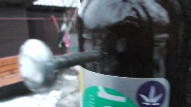 Как прибить бутылку к дереву?мой способ. смотреть онлайн