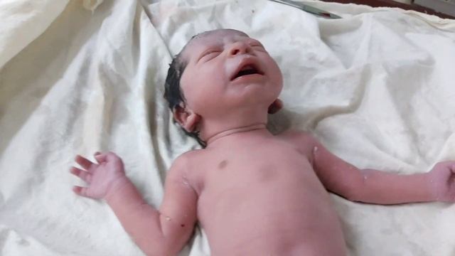 How this newborn baby react to outside world immediately after birth смотреть онлайн