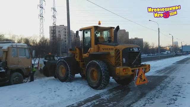 Желтый трактор снегоуборщик Volvo и Bobcat. Игорюша и Рабочие Машины смотреть онлайн