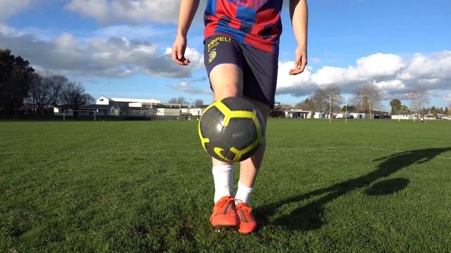 Learn How to Juggle a Football | Easy Soccer Ball Juggling Tutorial | Basic Kick Ups Tutorial смотреть онлайн