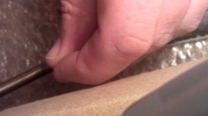 Как выкруть зализаные болты в телефоне.