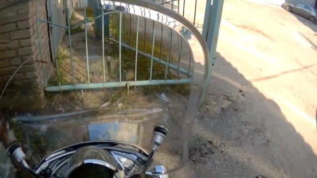 Как НЕ НУЖНО тормозить на мотоцикле. Падение на Bajaj Avenger. За рулём новичёк. смотреть онлайн