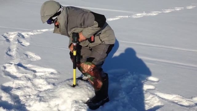 Ледобур "Айсберг" (правое вращение от Тонар) и шуруповерт Метабо LTX. Рыбалка на Алтае. смотреть онлайн