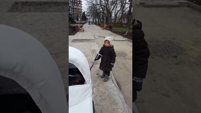 В парке возле дома строят новую детскую площадку ))) смотреть онлайн
