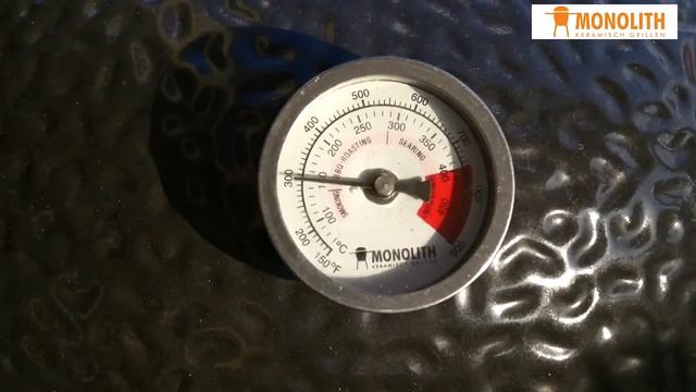 Мясо на гриле Monolith с сыром камамбер и цукини смотреть онлайн