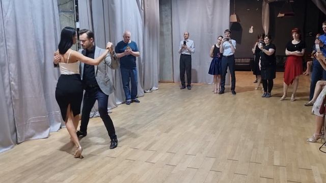 Tango: Lady's kick (linear front boleo) into gancho | Mikhail Tchudin - Elvira Kashkarova смотреть онлайн