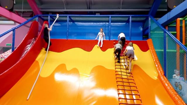 VLOG АРИША ИГРАЕТ В ДЕТСКОЙ КОМНАТЕ "КРАСКИ ДЕТСТВА" смотреть онлайн