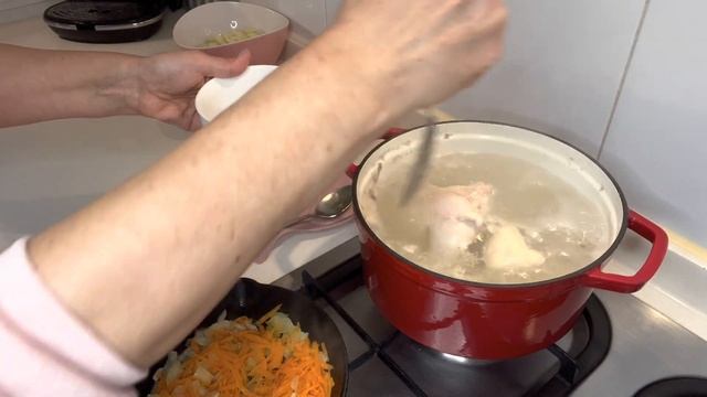 Фасолевый суп с паприкой на курином бульоне- очень вкусно и душевно! смотреть онлайн