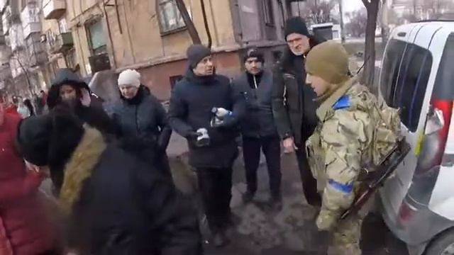 Мариуполь 13.03.2022. Как сейчас живут там. Азовцы помогают едой. смотреть онлайн
