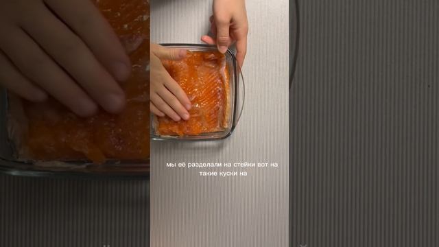 Солим форель. Слабосоленая форель. Сегодня солим, завтра кушаем. Соль в конце смываем с рыбки смотреть онлайн