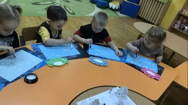 Рисование "Снег порхает, кружится". Группа №5 смотреть онлайн