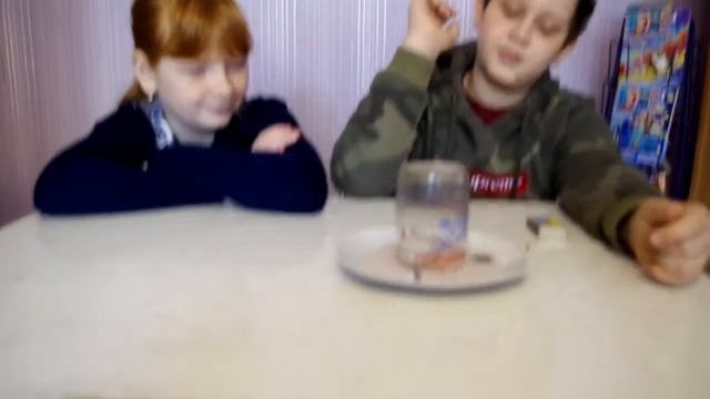 Фокус. Как достать монетку из воды, не намочив руки? смотреть онлайн