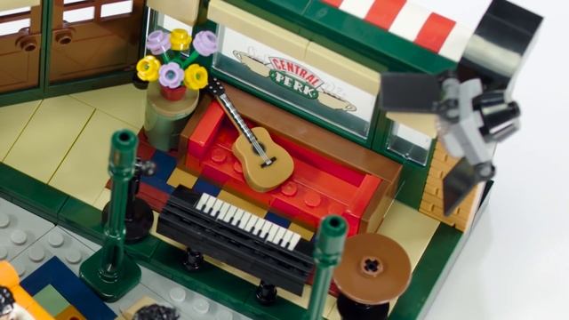 LEGO Central Perk Designer Video | LEGO Ideas 21319 Friends TV Show смотреть онлайн