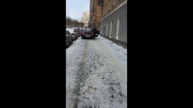 Машина председателя Кировского районного суда Левкина на тротуаре смотреть онлайн