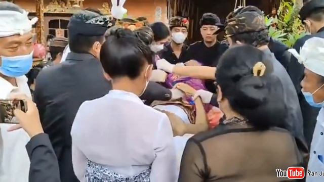 PROSESI NYIRAMANG LAYON Anak Agung Oka Susmini di Puri Agung Peliatan Ubud Gianyar. смотреть онлайн