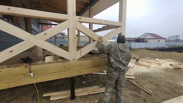 Монтаж перил на террасе брусового дома