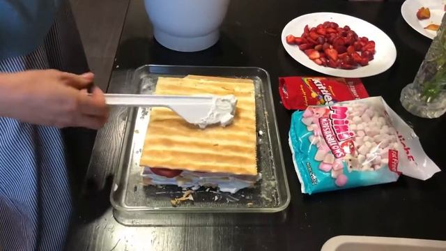 СЛОЁНЫЙ ТОРТ? | Готовим с мамой смотреть онлайн