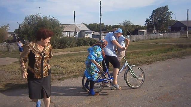 Бабуля на велосипеде!!!!!!! смотреть онлайн