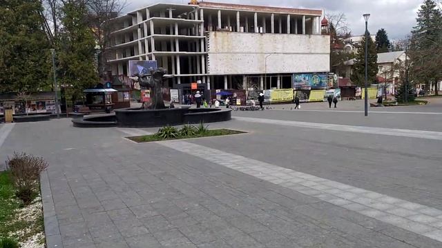 Трускавець 2023: нудьга на бюветі у Трускавці, квітне магнолія Лебнера, снігу нема ще 5 квітня 2023 смотреть онлайн