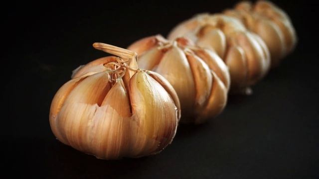 Эта женщина кинула чеснок в кипящее молоко. Итог стал спасением для всей семьи! смотреть онлайн