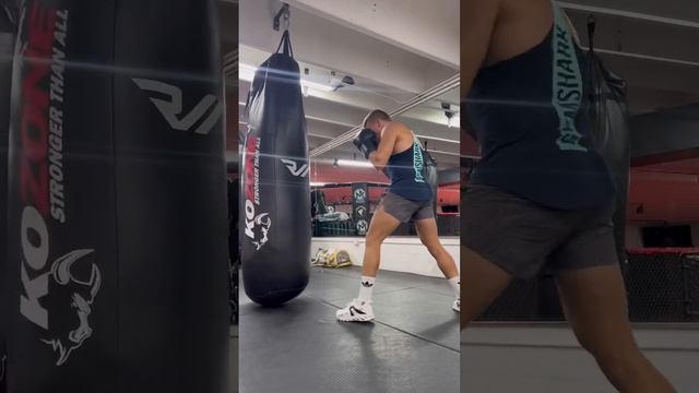 Boxing combo on heavy bag. Use your first two punches with the steps to close the distance. смотреть онлайн