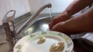 Как разделить слипшиеся пельмени.