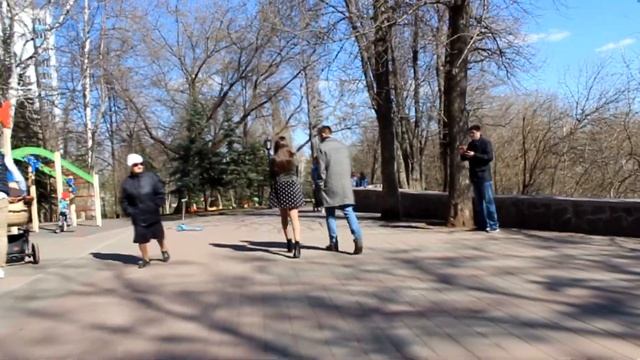 Как познакомиться с девушкой на улице? Знакомство в парке 100% Честное видео смотреть онлайн
