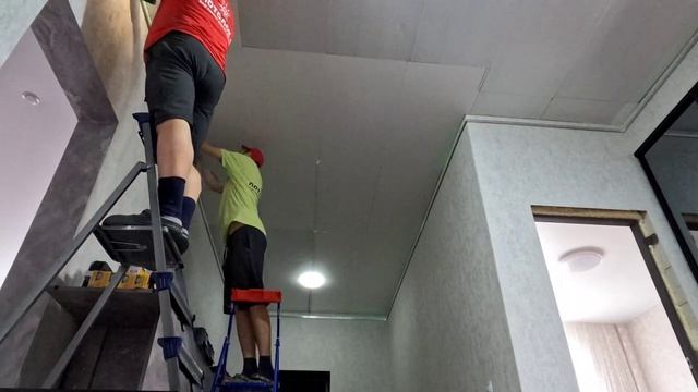 Делаем натяжной потолок в прихожей и в гардеробе смотреть онлайн