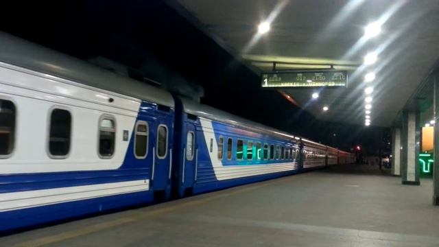 Поезд 17 Харьков - Ужгород на станции Киев Пассажирский смотреть онлайн